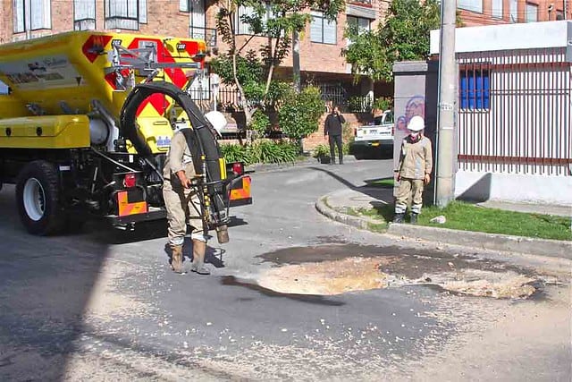 Paso a paso para reportar un hueco que encuentre en las vías de Bogotá. Foto/Colprensa.