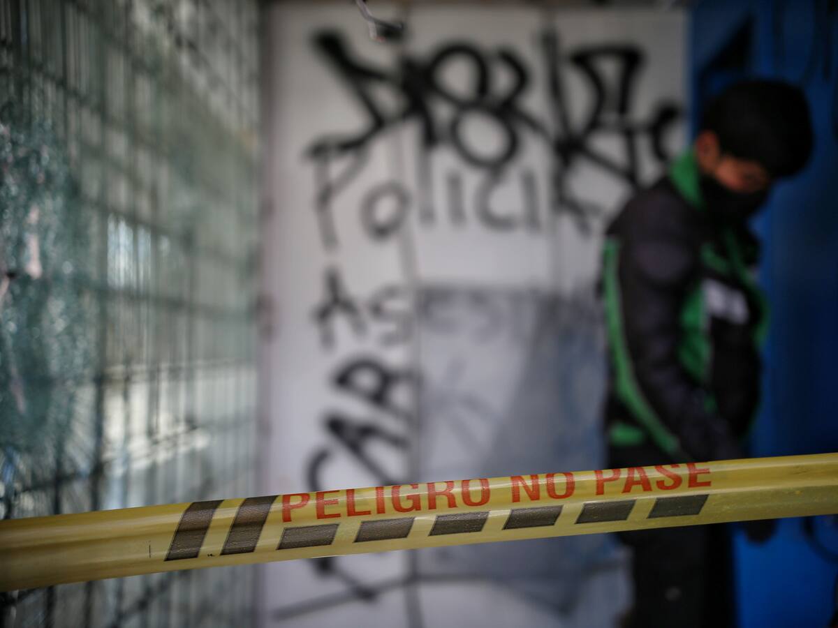 “No sabemos de dónde sacó la candela”: familia de joven que murió incinerado en estación de Policía
