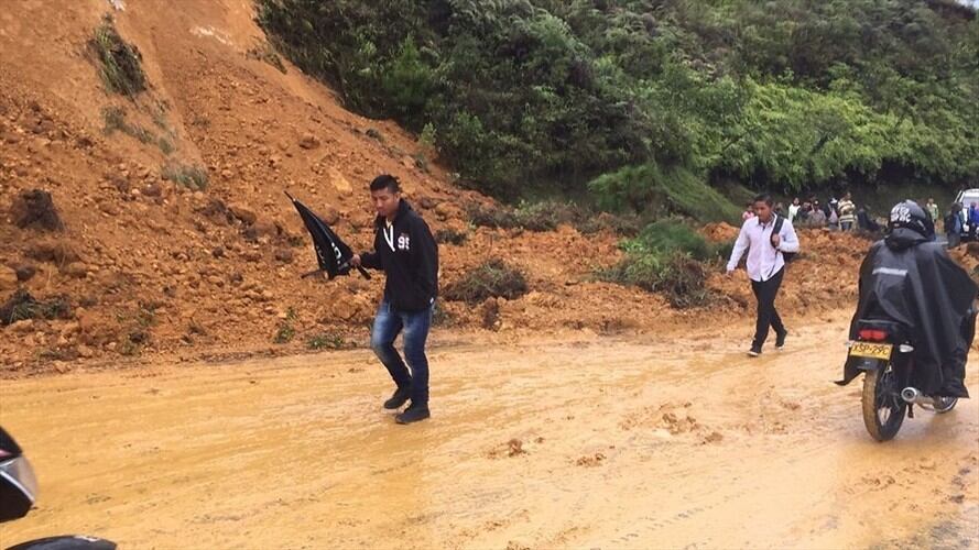 Las lluvias generaron el desprendimiento de tierra y piedra sobre la carretera Medellín-Bogotá. Foto: Colprensa
