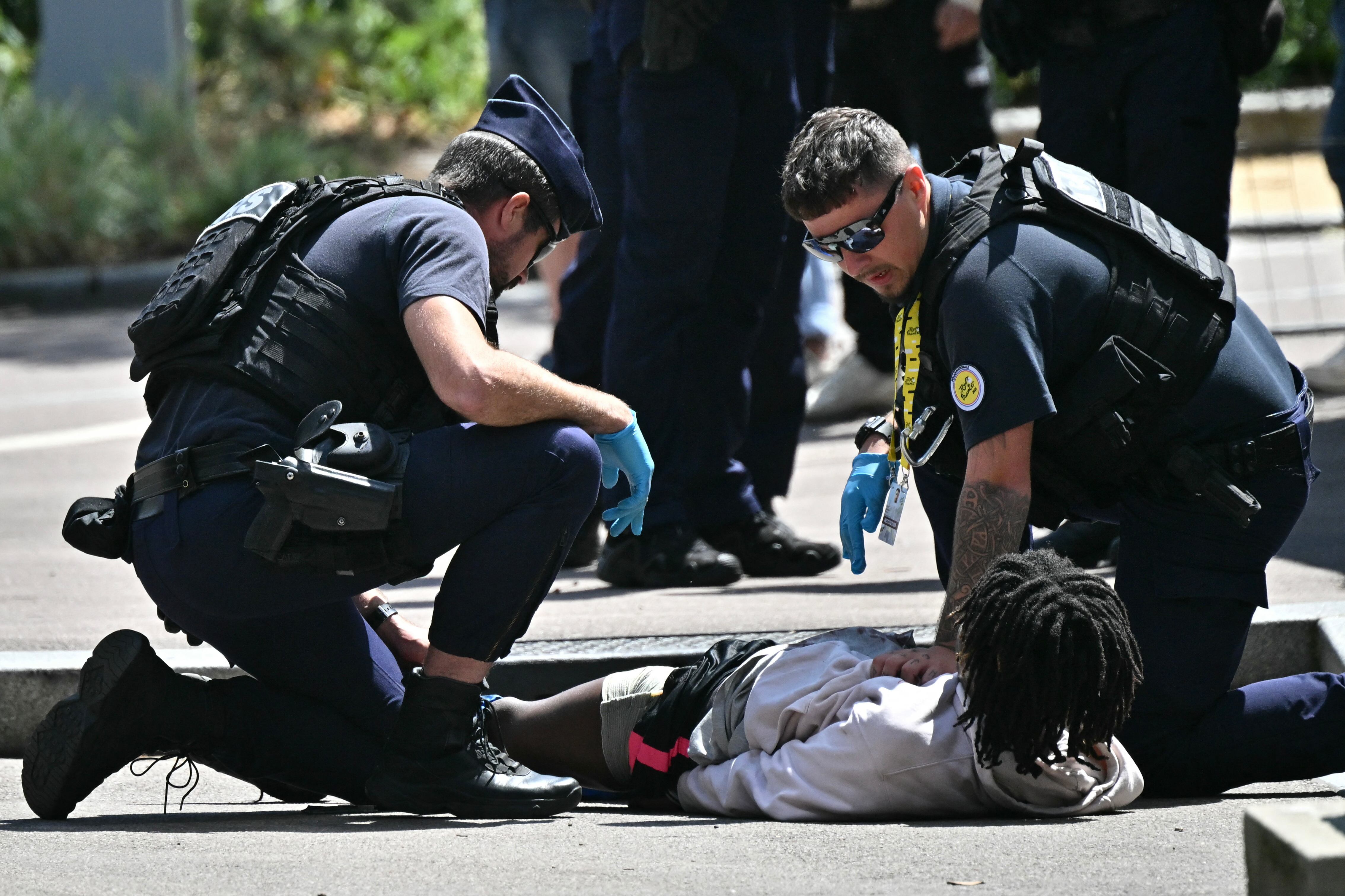 Policía detiene a hombre en el Tour de Francia. Foto: LOIC VENANCE/AFP via Getty Images.