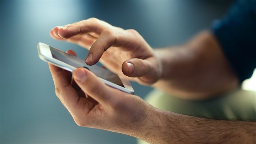 El 77% de los profesionales ‘millennials’ utilizan su teléfono personal para tareas relacionadas con el trabajo, según los resultados del estudio “Millennials in Tech”.. Foto: Getty Images