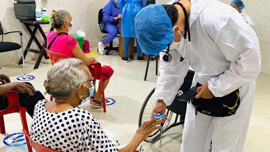 Estudian si 18 adultos mayores en el Magdalena se vacunaron contagiados de COVID-19 . Foto: Alcaldía de El Banco
