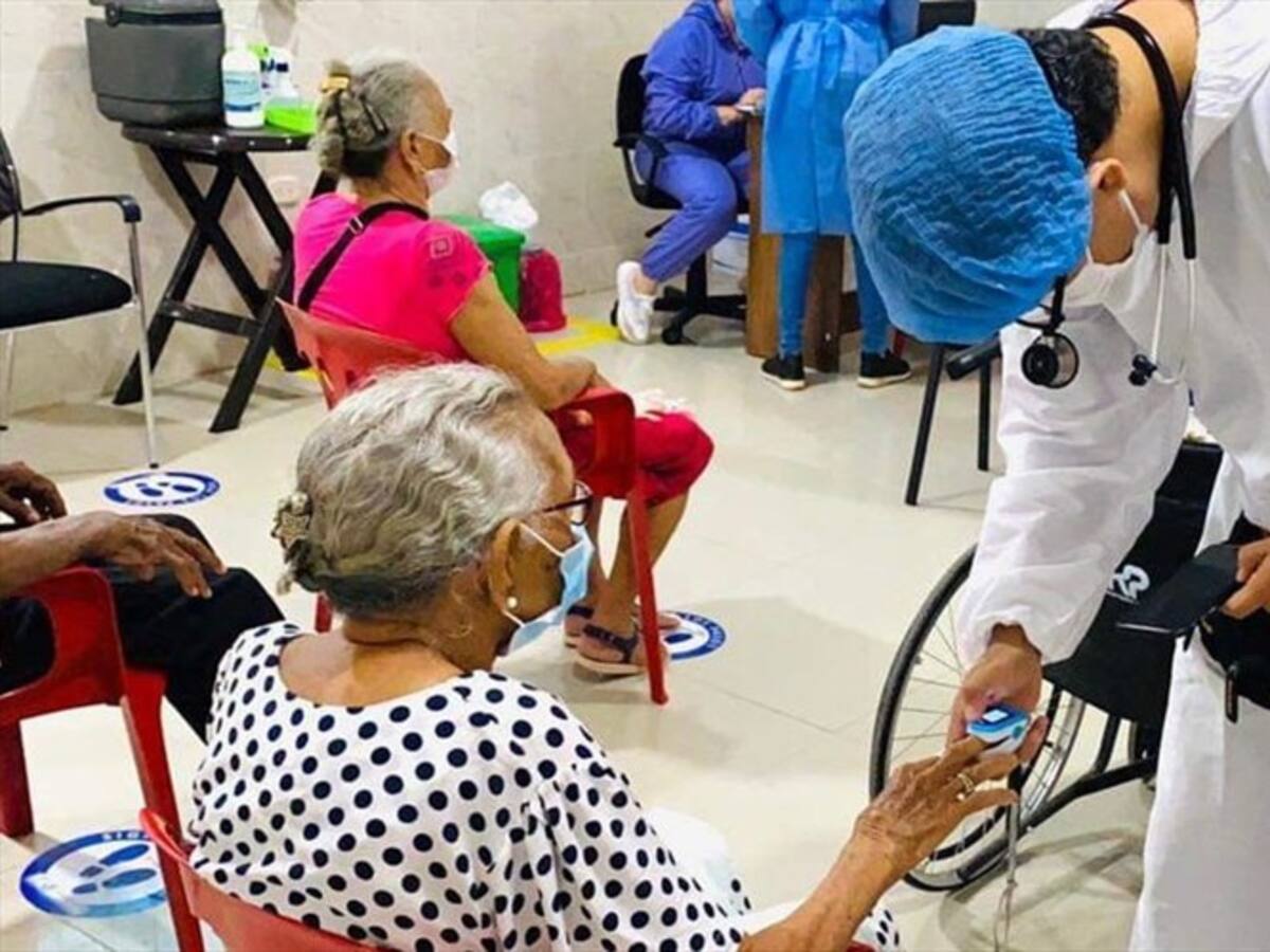 Estudian si 18 adultos mayores en el Magdalena se vacunaron contagiados de COVID-19