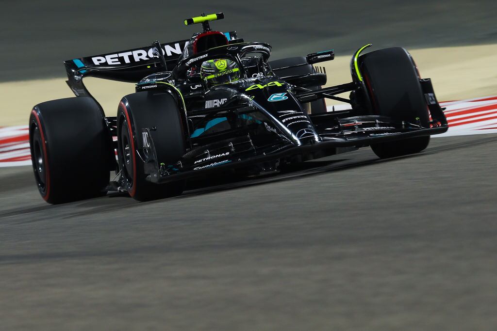 Lewis Hamilton conduciendo el monoplaza de la escudería Mercedes de Fórmula 1 en las prácticas del GP de Bahréin. 3 de marzo de 2023. Foto: Eric Alonso/Getty Images.