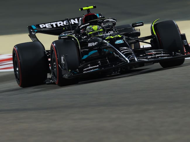 Lewis Hamilton conduciendo el monoplaza de la escudería Mercedes de Fórmula 1 en las prácticas del GP de Bahréin. 3 de marzo de 2023. Foto: Eric Alonso/Getty Images.