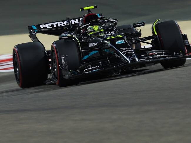Lewis Hamilton conduciendo el monoplaza de la escudería Mercedes de Fórmula 1 en las prácticas del GP de Bahréin. 3 de marzo de 2023. Foto: Eric Alonso/Getty Images.