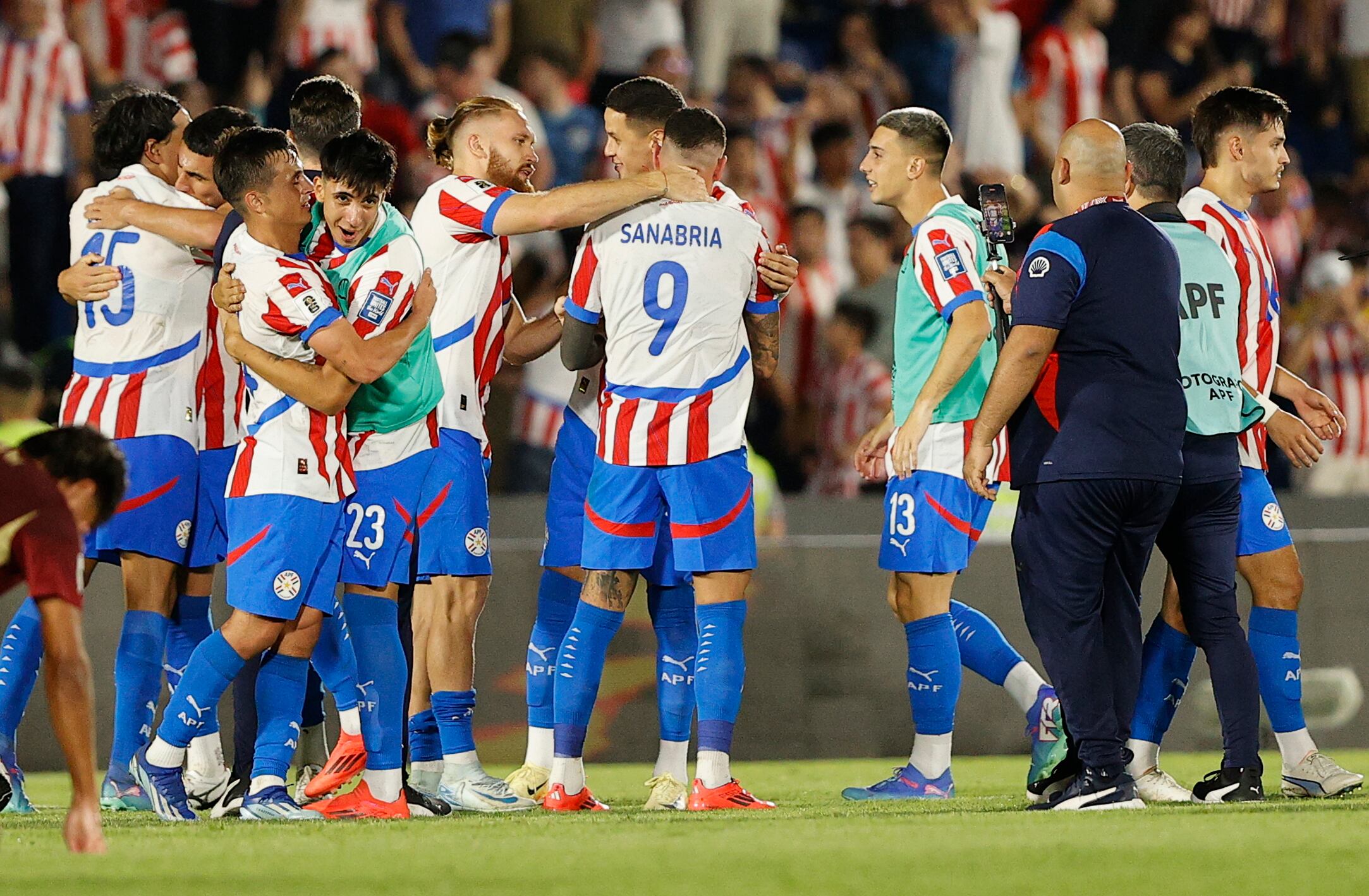 AMDEP8864. ASUNCIÓN (PARAGUAY), 15/10/2024.- Jugadores de Paraguay celebran al final este martes, de un partido de las eliminatorias sudamericanas para el Mundial de 2026 en el estadio Defensores del Chaco en Asunción (Paraguay). EFE/ Juan Pablo Pino
