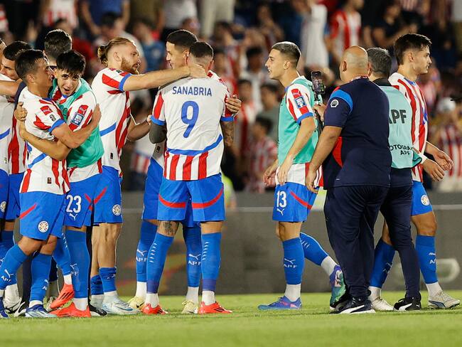 AMDEP8864. ASUNCIÓN (PARAGUAY), 15/10/2024.- Jugadores de Paraguay celebran al final este martes, de un partido de las eliminatorias sudamericanas para el Mundial de 2026 en el estadio Defensores del Chaco en Asunción (Paraguay). EFE/ Juan Pablo Pino