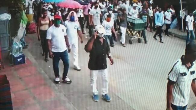 En redes sociales han circulado las imágenes en las que se aprecia al personal que acompañó el sepelio. . Foto: Cortesía