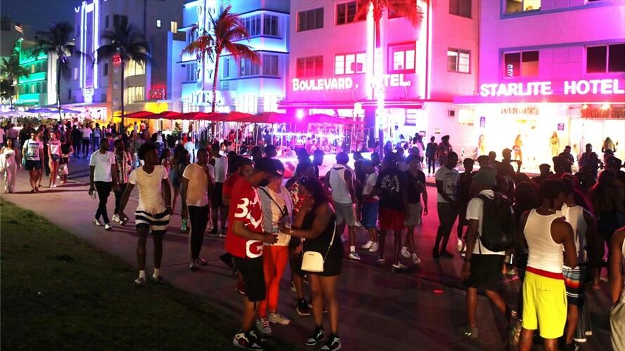 Toque de queda en Miami Beach por multitud de turistas. Foto: Joe Raedle/Getty Images