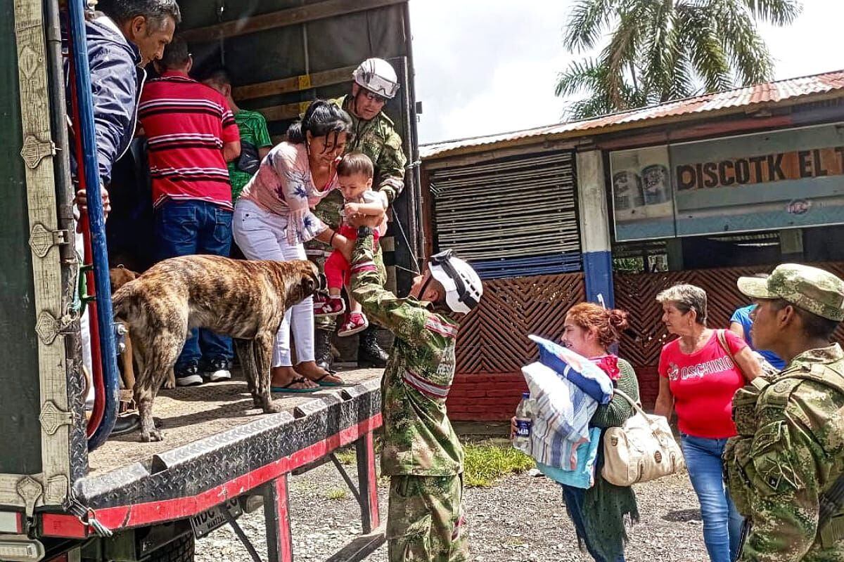 Continúan llegando a la cabecera municipal los afectados por emergencia en Rosas, Cauca. Crédito: Ejército Nacional.