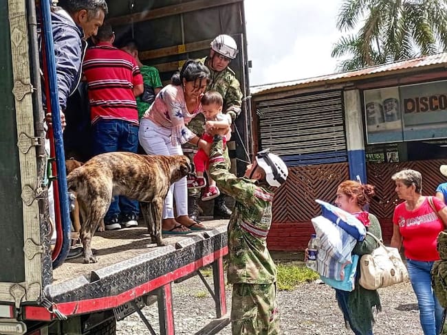 Continúan llegando a la cabecera municipal los afectados por emergencia en Rosas, Cauca. Crédito: Ejército Nacional.