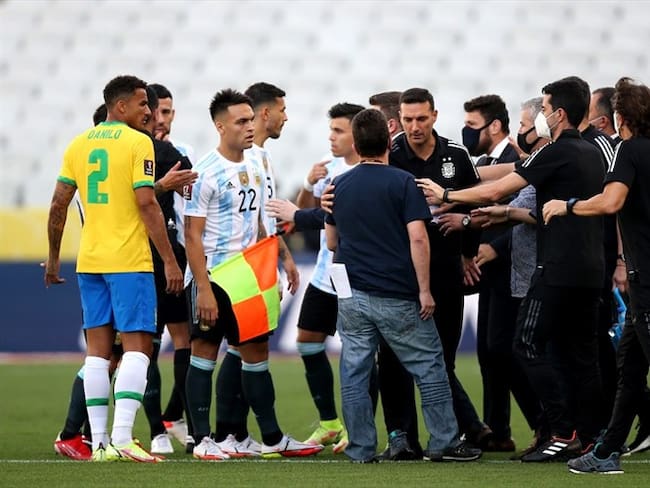 Jugadores argentinos y brasileños en Eliminatorias Sudamericanas. Foto: Alexandre Schneider/Getty Images
