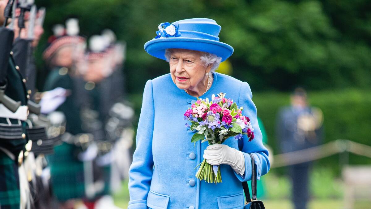 Falso sacerdote se coló y pasó la noche con los guardias que protegen a la reina Isabel II