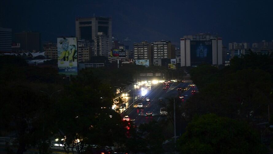 Francia Viñango, ciudadana venezolana, explicó en W Fin de Semana de qué manera los ha afectado el apagón que ya lleva más de 30 horas. . Foto: Getty Images
