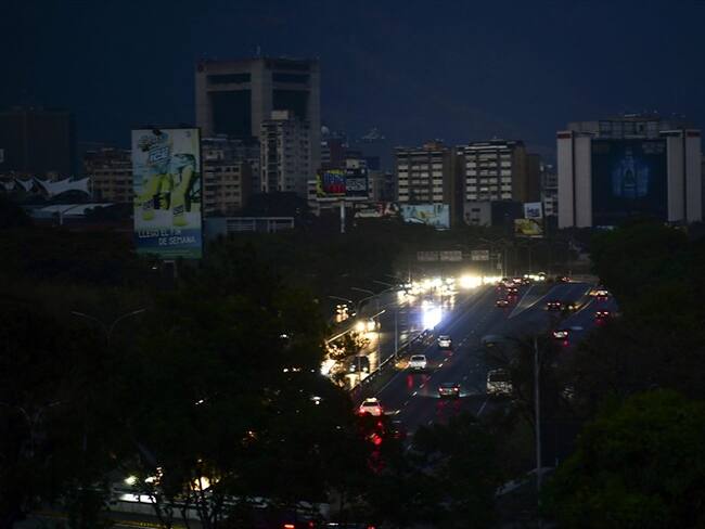 Francia Viñango, ciudadana venezolana, explicó en W Fin de Semana de qué manera los ha afectado el apagón que ya lleva más de 30 horas. . Foto: Getty Images
