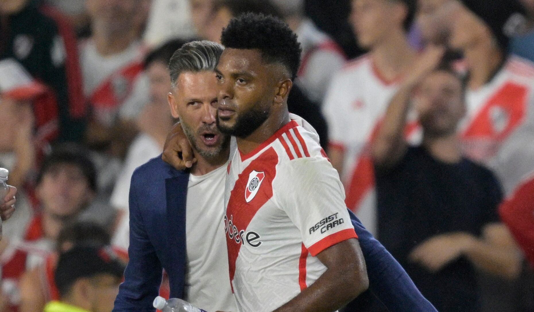 Miguel Borja celebra con Martín Demichelis / Getty Images