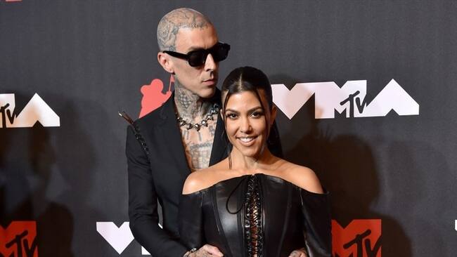 Kourtney Kardashian y Travis Barker en la gala de los MTV Video Music Awards. Foto: Getty Images/Axelle/Bauer-Griffin
