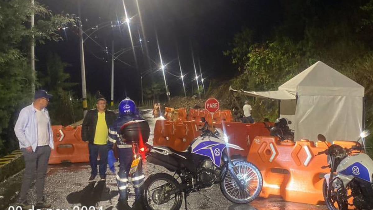 Por desprendimiento de rocas, hay cierre de la vía a Santa Elena en Medellín