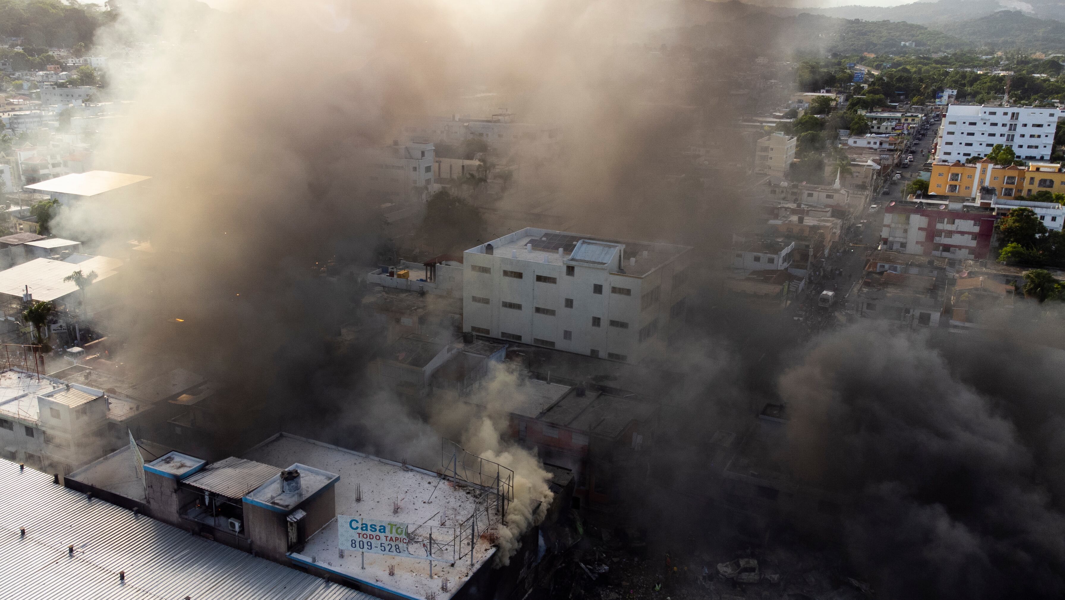 Fotografía aérea con un dron de una zona afectada por una explosión en San Cristóbal (República Dominicana). Foto: EFE/ Orlando Barría