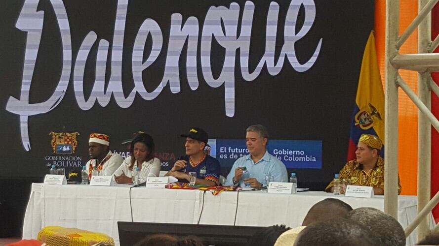 Iván Duque aprovechó para dejar una placa conmemorativa junto a la estatua de bronce en honor a Antonio Cervantes “Kid Pambelé”, el primer campeón mundial colombiano de boxeo. Foto: Redacción W Radio