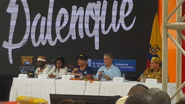 Iván Duque aprovechó para dejar una placa conmemorativa junto a la estatua de bronce en honor a Antonio Cervantes “Kid Pambelé”, el primer campeón mundial colombiano de boxeo. Foto: Redacción W Radio