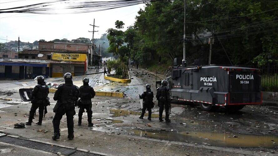 La Policía confirmó que, con más de 80 hombres del ESMAD y la Policía de Vigilancia, se logró el desbloqueo que permanecía en el sector El Ancla. Foto: Getty Images / LUIS ROBAYO