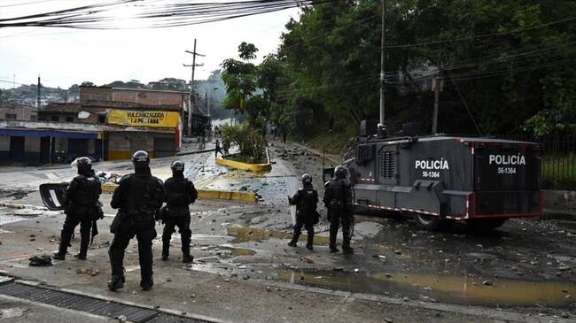 La Policía confirmó que, con más de 80 hombres del ESMAD y la Policía de Vigilancia, se logró el desbloqueo que permanecía en el sector El Ancla. Foto: Getty Images / LUIS ROBAYO
