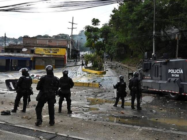 La Policía confirmó que, con más de 80 hombres del ESMAD y la Policía de Vigilancia, se logró el desbloqueo que permanecía en el sector El Ancla. Foto: Getty Images / LUIS ROBAYO