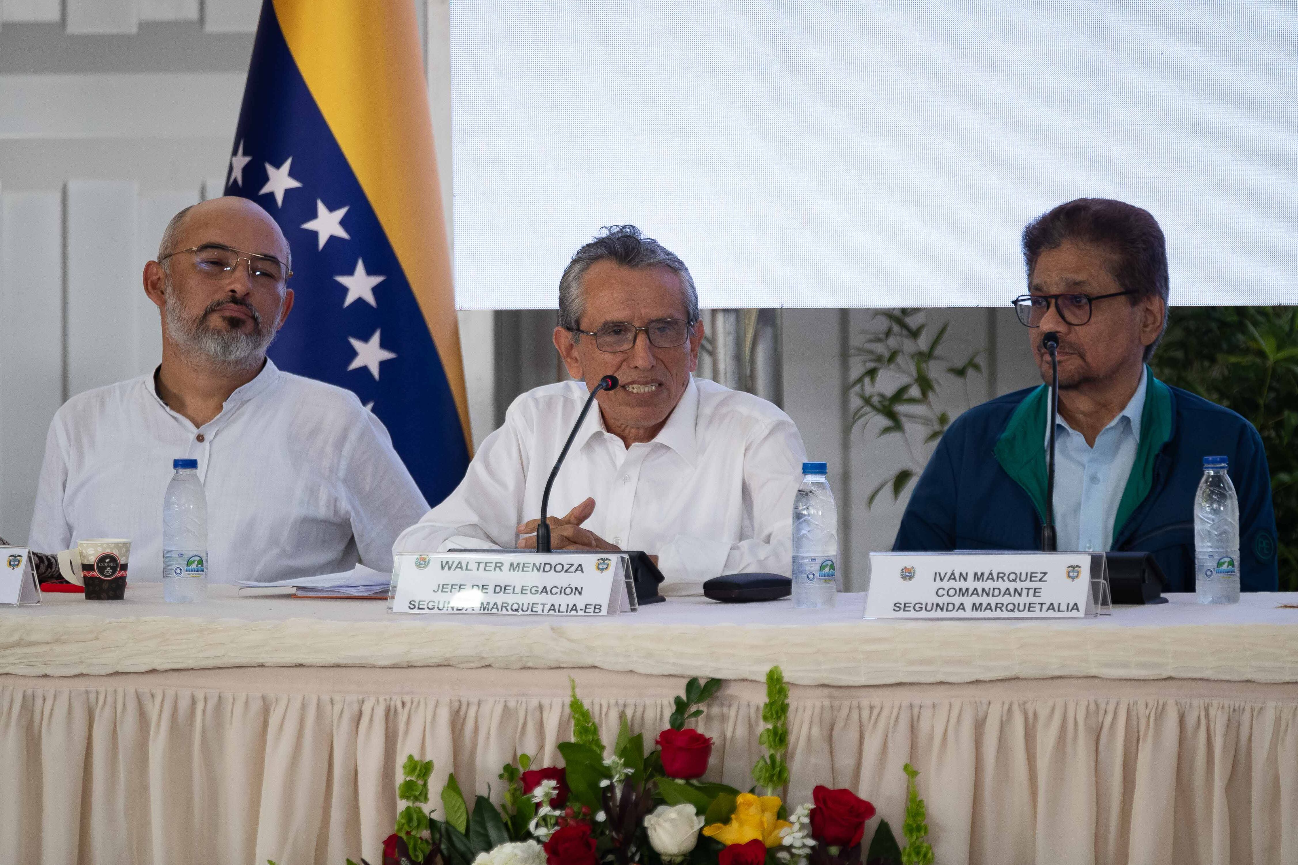 El jefe de delegación Segunda Marquetalia, Walter Mendoza y  comandante de la Segunda Marquetalia, Iván Márquez. Foto: EFE/ Ronald Peña R.