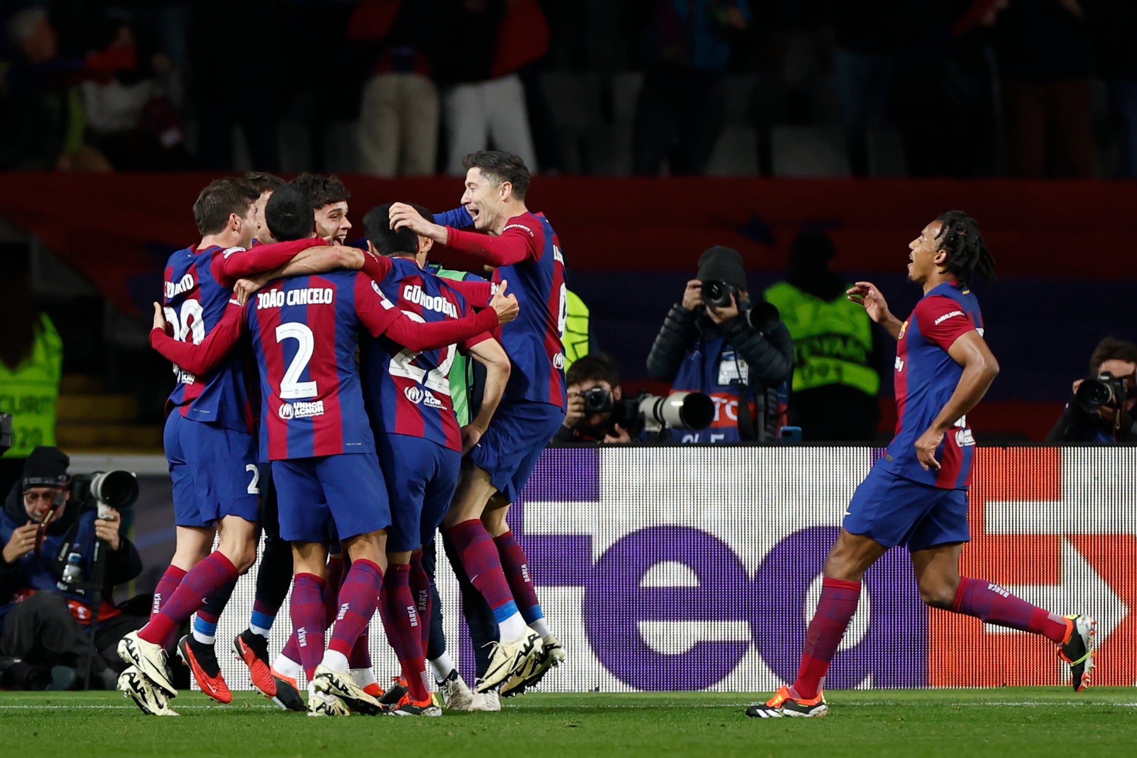 Jugadores del Barcelona celebrando. Foto: EFE/Alberto Estévez