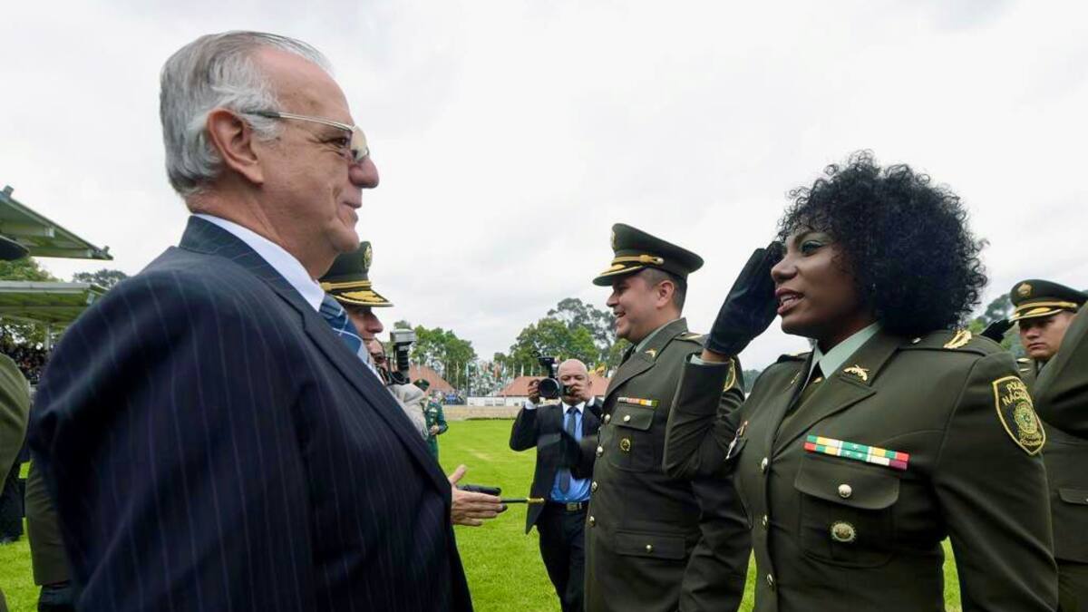 Edecán de vicepresidenta: la primera mujer afrocolombiana en lucir su cabello afro