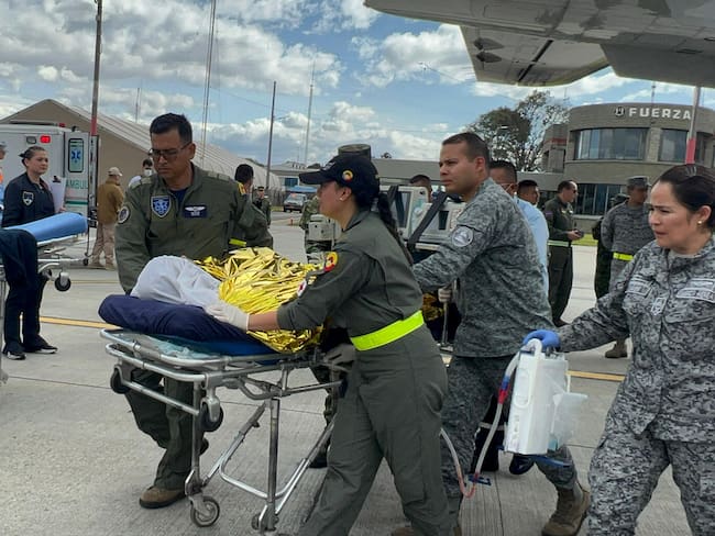 6 miembros del Ejército Nacional fueron trasladados por la Fuerza Aérea Colombiana. Foto: cortesía Fuerza Aérea Colombiana.