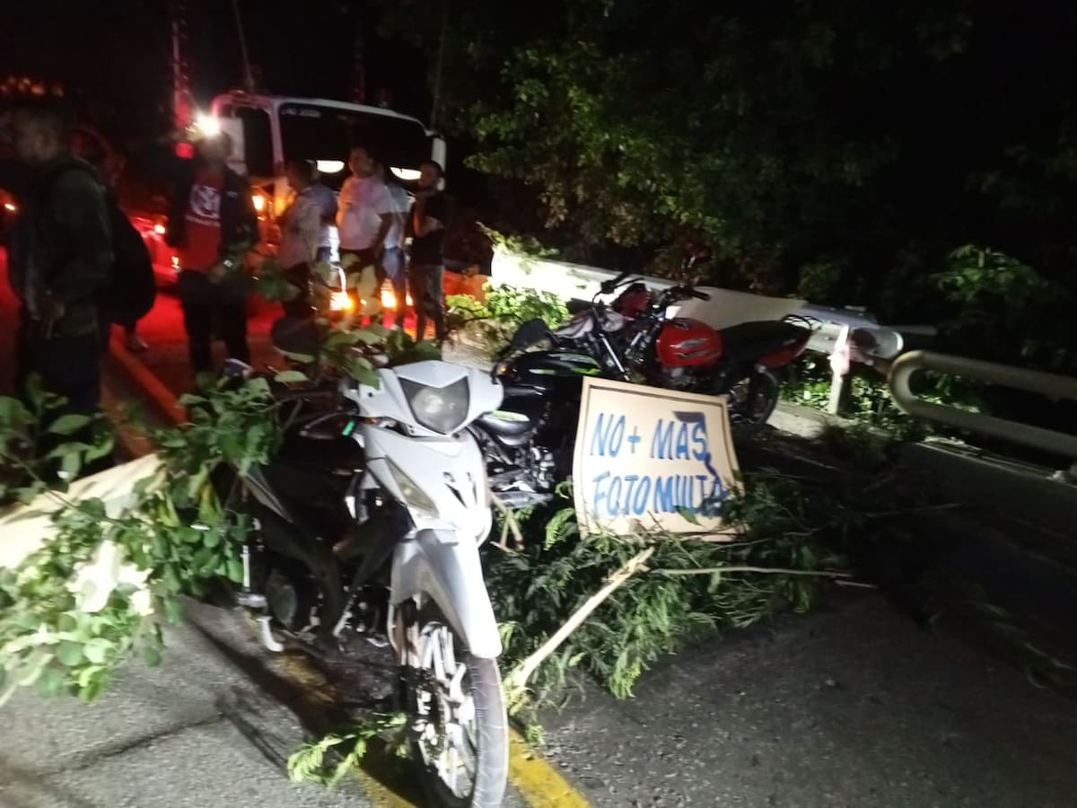 Bloqueada la Troncal de Oriente en el Magdalena ante inconformidad de transportadores por fotomultas