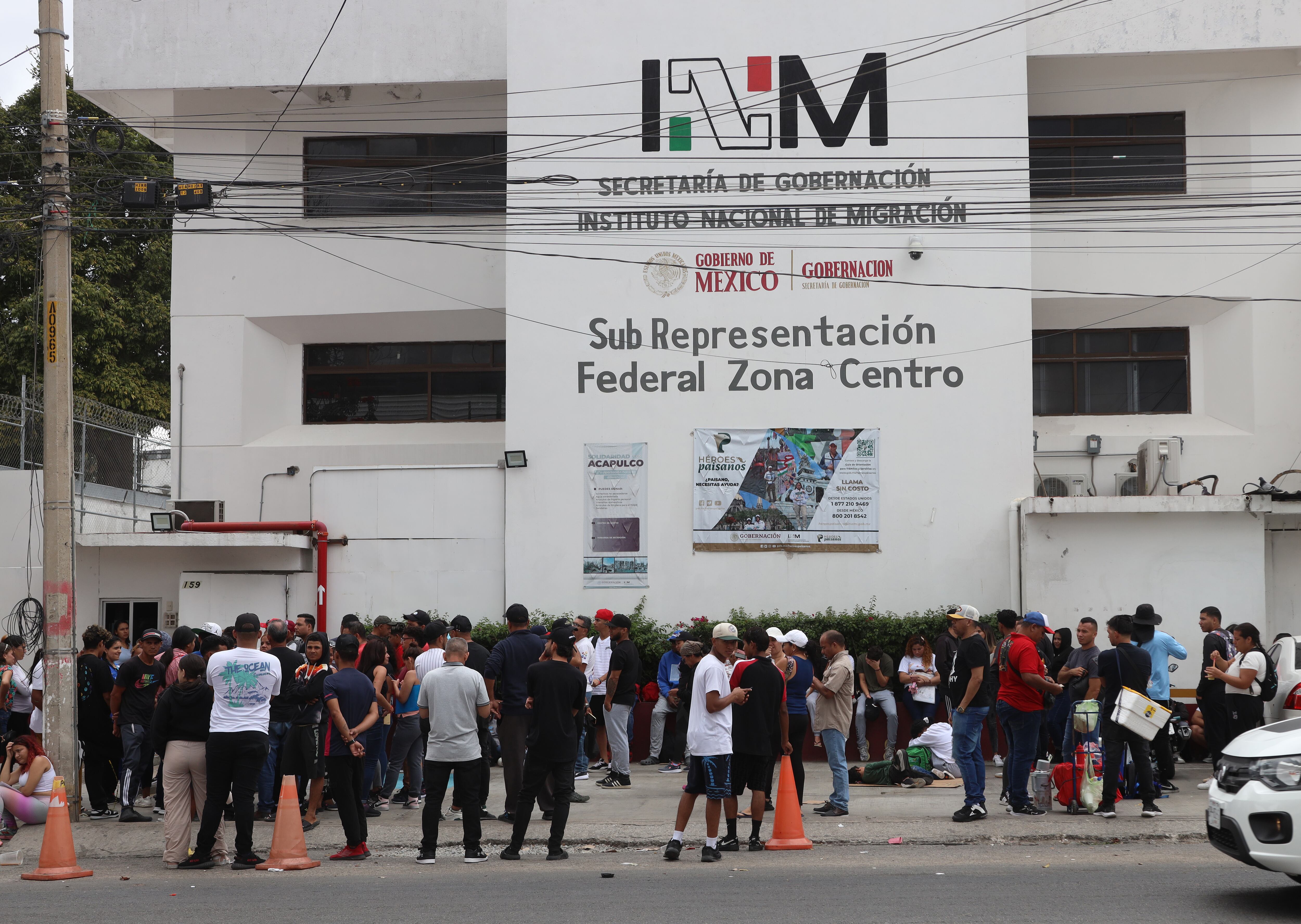 MEX3617. TUXTLA GUTIÉRREZ (MÉXICO), 22/02/2025.- Migrantes, en su mayoría venezolanos, hacen fila en una estación migratoria este sábado en el municipio de Tuxtla Gutiérrez (México). Miles de venezolanos en el sur de México, donde son la cuarta parte de la migración irregular, buscan que el Gobierno mexicano los incluya en los Vuelos humanitarios para retornar a su país ante las restricciones del presidente de Estados Unidos, Donald Trump. EFE/ Carlos López