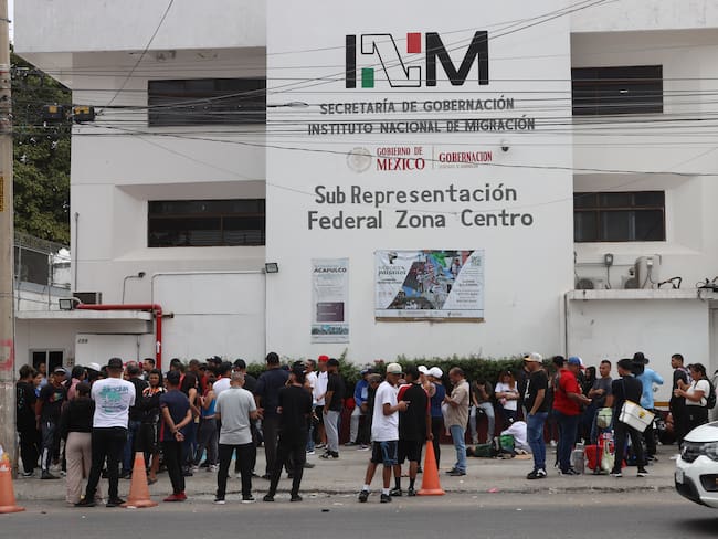 MEX3617. TUXTLA GUTIÉRREZ (MÉXICO), 22/02/2025.- Migrantes, en su mayoría venezolanos, hacen fila en una estación migratoria este sábado en el municipio de Tuxtla Gutiérrez (México). Miles de venezolanos en el sur de México, donde son la cuarta parte de la migración irregular, buscan que el Gobierno mexicano los incluya en los Vuelos humanitarios para retornar a su país ante las restricciones del presidente de Estados Unidos, Donald Trump. EFE/ Carlos López