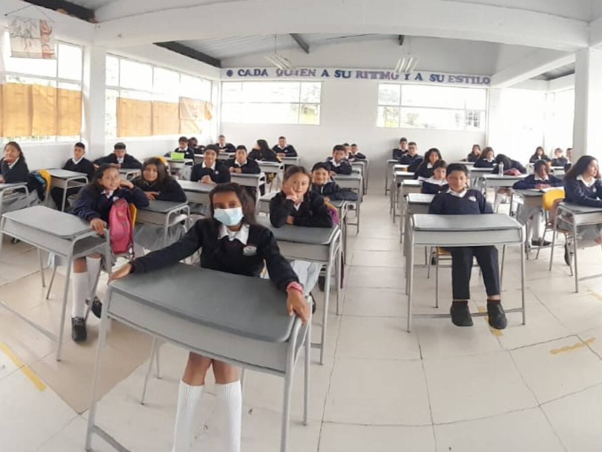 Soluciones W: Alkosto y EPSON donan videobeam a institución educativa en Sibaté