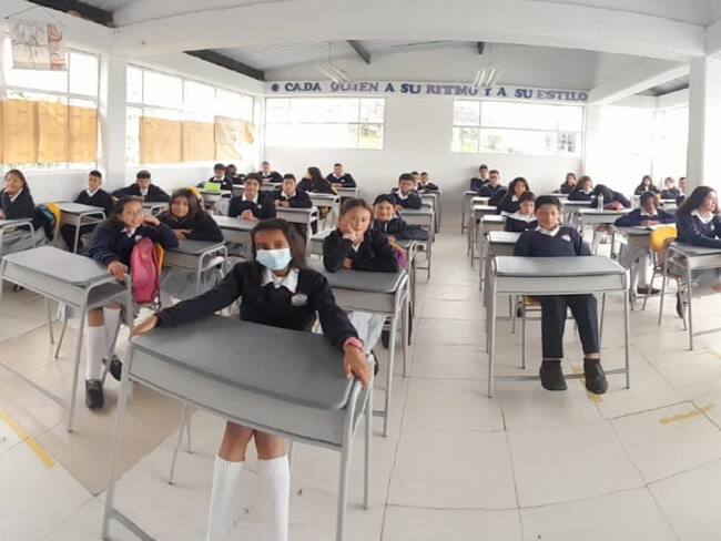 Soluciones W: Alkosto y EPSON donan videobeam a institución educativa en Sibaté