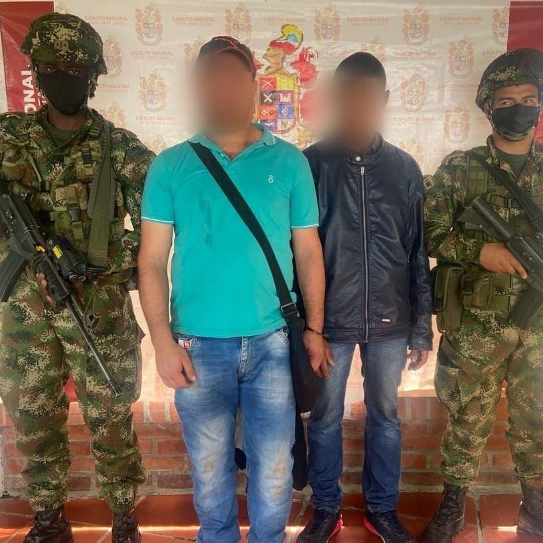 Los implicados, al parecer, pretendían incinerar dos vehículos en la la vía internacional. Crédito: Ejército Nacional.