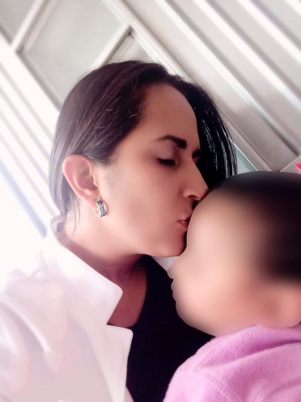 Isabel Sofía Hurtado, de 10 años, padece de cardiopatía congénita y su mamá Juliana Pineda, pide que la afilien de nuevo para continuar con su tratamiento / Foto: Suministrada.