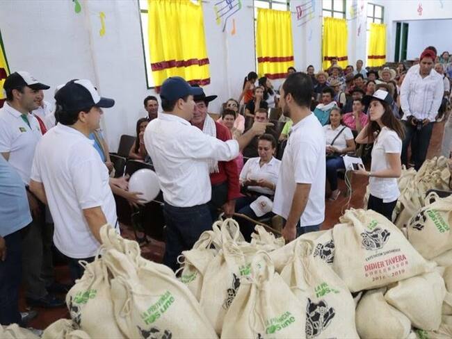 Gobernador de Santander desmiente acusación del senador Álvaro Uribe, de que este entregando mercados para que voten por el "Sí" en el plebiscito. Foto: Prensa Gobernación de Santander.