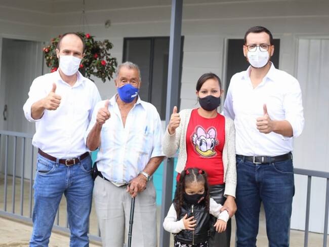 Gobernador de Caldas recibe reconocimiento por apostar a la revolución de vivienda
