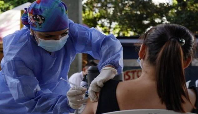 Intensifican jornadas de vacunación contra la fiebre amarilla en Bucaramanga. Foto: Alcaldía de Bucaramanga.