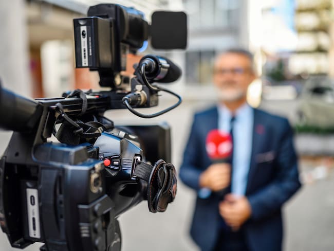 Hombre presentando noticias en vivo para televisión (Getty Images)