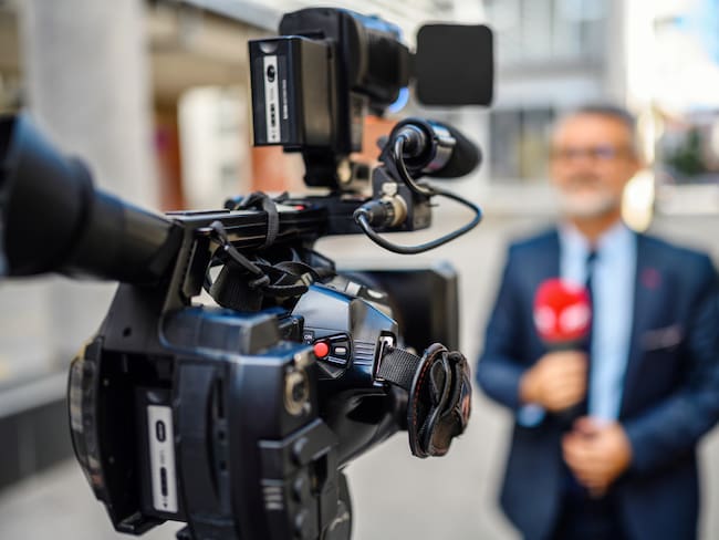Hombre presentando noticias en vivo para televisión (Getty Images)