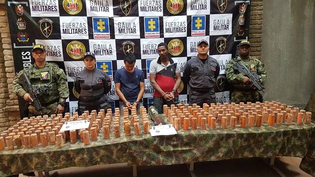 Dos presuntos integrantes del Eln transportaban un lanzacohete antitanque M-80 de fabricación yugoslava y 234 barras de pentolita ecuatoriana. Foto: Ejército Nacional