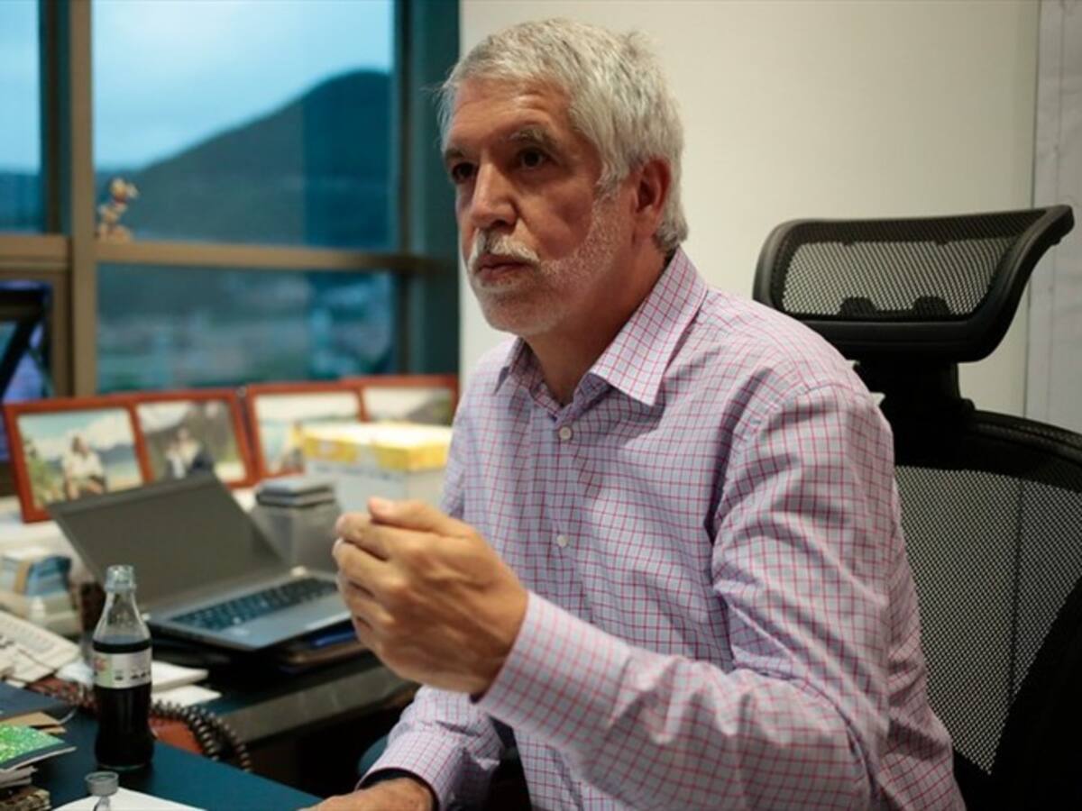 Ordenan al alcalde Peñalosa desbloquear a un concejal de su cuenta de Twitter