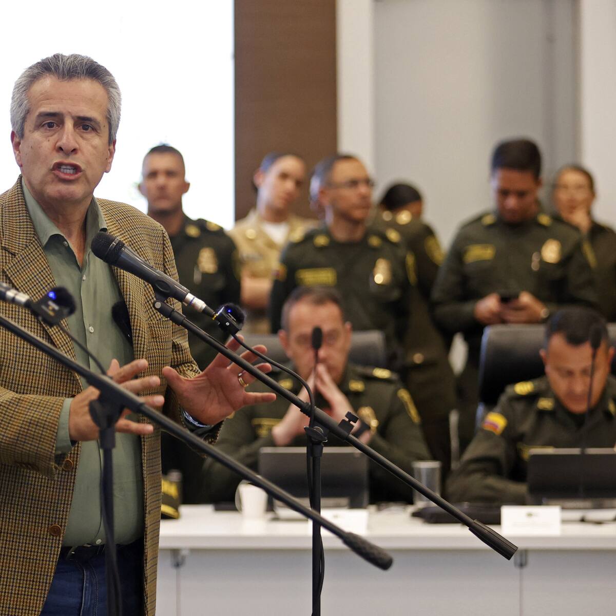Meter al país en el debate de la reelección es una locura: ministro Luis Fernando Velasco