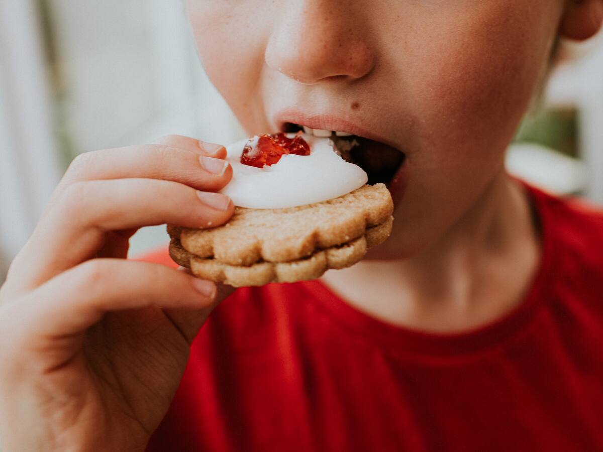 ¿Qué hay tras el proyecto que busca que no se done alimentos azucarados y ultraprocesados?