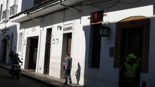 Cuatro sujetos que se movilizaban en dos motocicletas ingresaron al establecimiento Disidencia Café + Diseño, cerraron la puerta y con armas de fuego intimidaron a los usuarios y empleados. Foto: Cortesía Oscar Solarte
